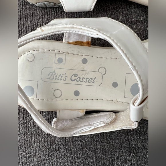 🌼 Girl’s Biti’s Cosset Ivory Comfort Sandals w Beads & Sequins Size 3 - Picture 7 of 8